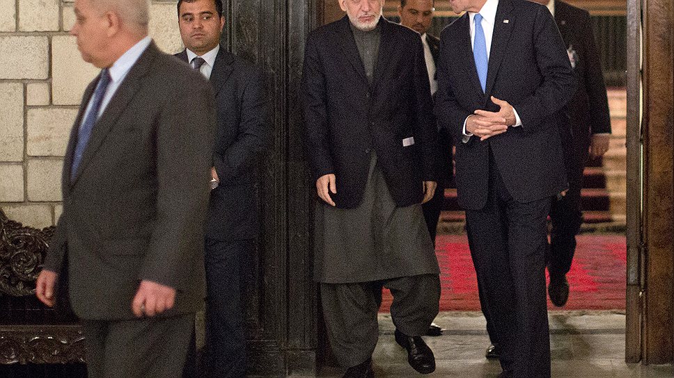 Президент Афганистана Хамид Карзай (слева) готов поддержать идею Вашингтона об открытии представительства талибов в Дохе (на фото — с госсекретарем США Джоном Керри)