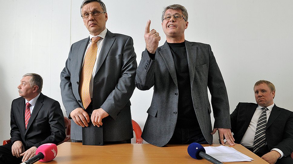 Игорь Новиков (второй слева) будет оспаривать итоги выборов мэра Жуковского в суде, а выигравший выборы Андрей Войтюк (крайний слева) считает,  что &amp;quot;проигрывать надо достойно&amp;quot;