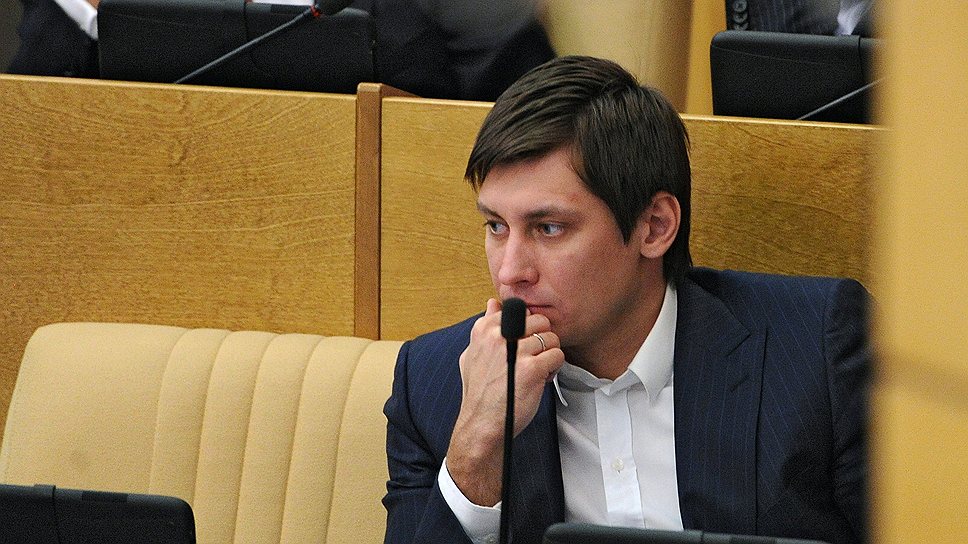 Подумать о добровольной сдаче мандата за неточность в предвыборной декларации  Дмитрию Гудкову предложат на заседании фракции 8 апреля