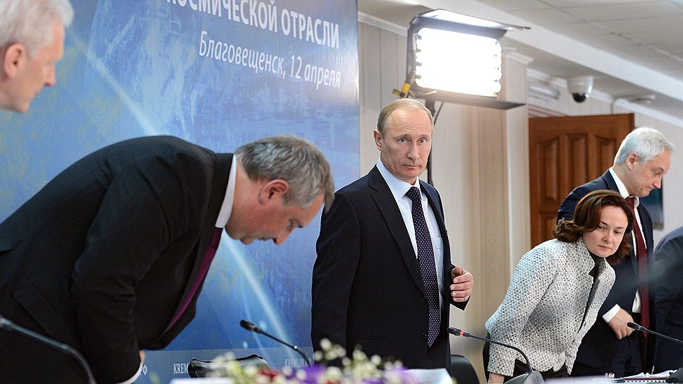 В День космонавтики, 12 апреля, Владимиру Путину (в центре) пришлось немного поразвивать космическую отрасль РФ