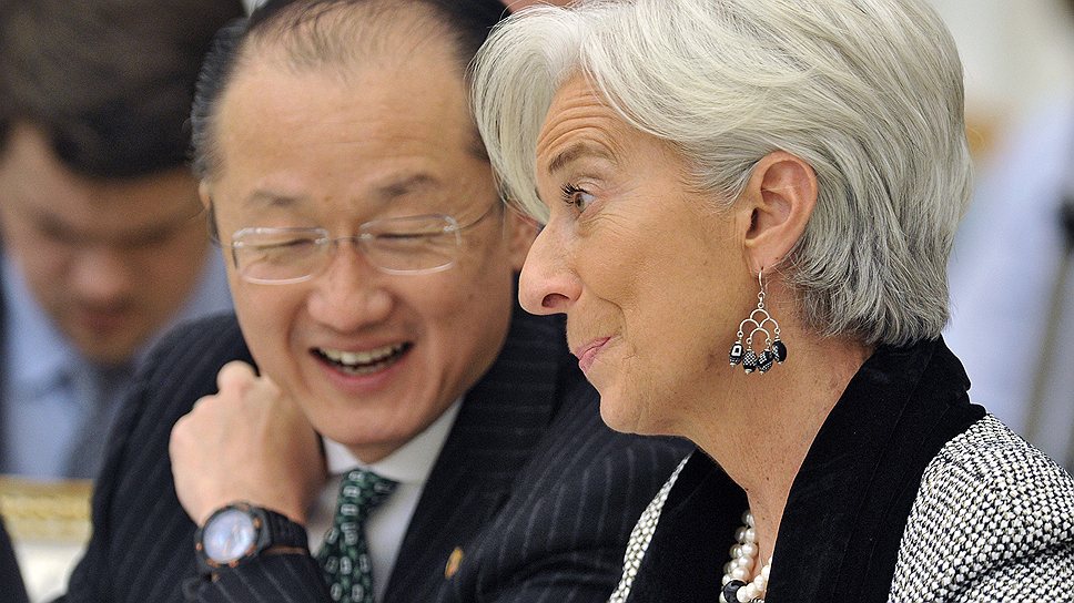 Глава Всемирного банка Джим Йонг Ким (слева) и глава директор-распорядитель Международного валютного фонда (МВФ) Кристин Лагард (cправа).
