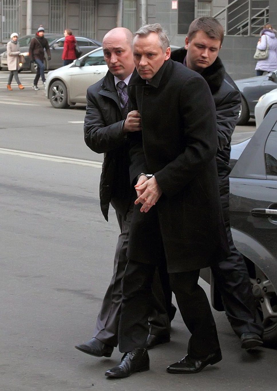 Андрей Лялин (в центре) обвиняется в мошенничестве при переезде Военно-морского музея в Крюковы казармы