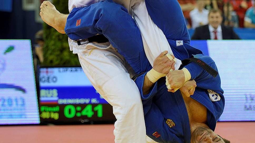 Кирилл Денисов (в синем кимоно) в финале взял верх над грузином Варламом Липартелиани и впервые в карьере выиграл золото чемпионата Европы