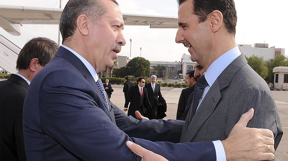 Некогда ближайшие союзники в регионе Турция и Сирия сегодня ведут войну слов, которая грозит перерасти в полноценный конфликт (на фото — турецкий премьер Реджеп Тайип Эрдоган и сирийский президент Башар Асад) 
