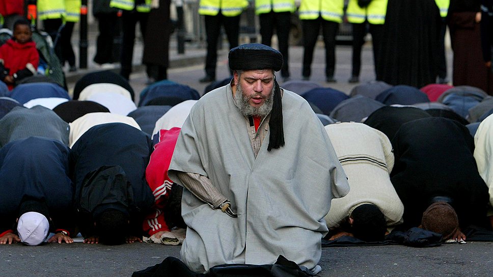 Власти стран ЕС решили бороться с такими вдохновителями джихада, как британский проповедник, взявший себе имя Абу Хамза (на фото)