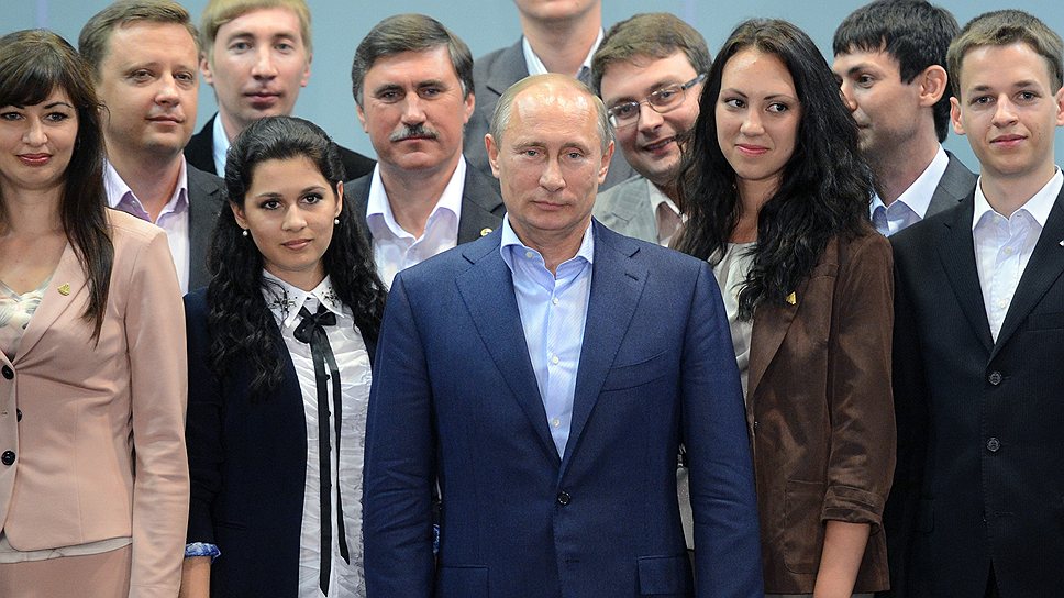 После разговора с Владимиром Путиным студенты и преподаватели Южного федерального университета не отказали ему в удовольствии сфотографироваться с ним