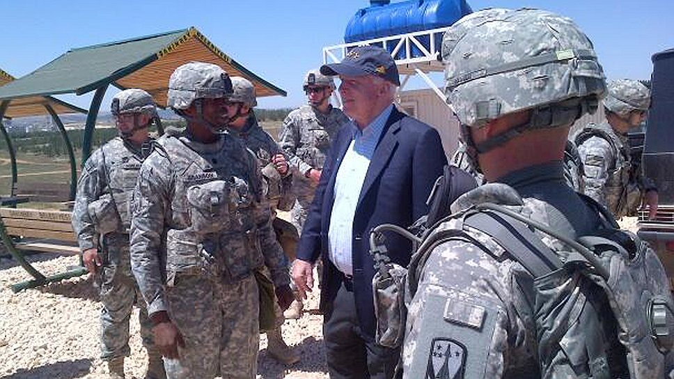 Перед тем как нелегально пересечь сирийскую границу, Джон Маккейн посетил развернутую в 80 км от нее батарею Patriot