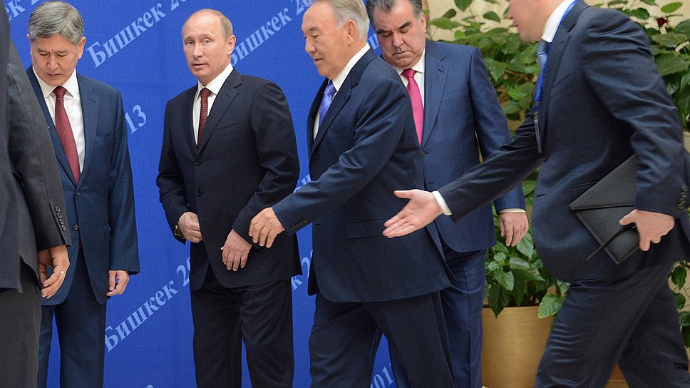 Только перед церемонией торжественного фотографирования стало понятно, что на саммите не хватает двух президентов — Армении и Белоруссии