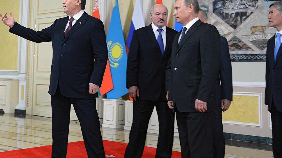 Общаясь с лидерами стран Таможенного союза, президент Украины Виктор Янукович (слева) не забывал о далеком ЕС