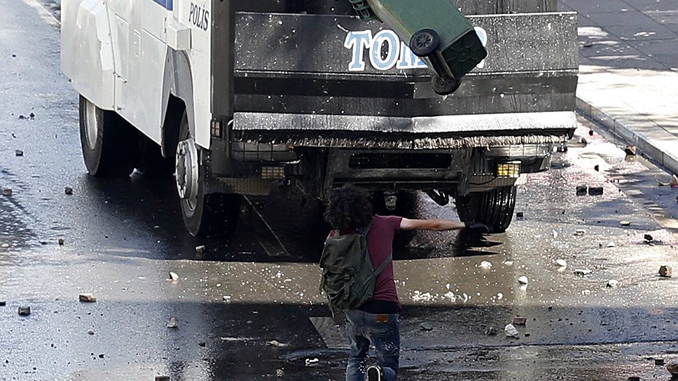 В битве за Стамбул полиция использовала водометы, а демонстранты — мусорные баки. Стражи порядка были вынуждены отступить