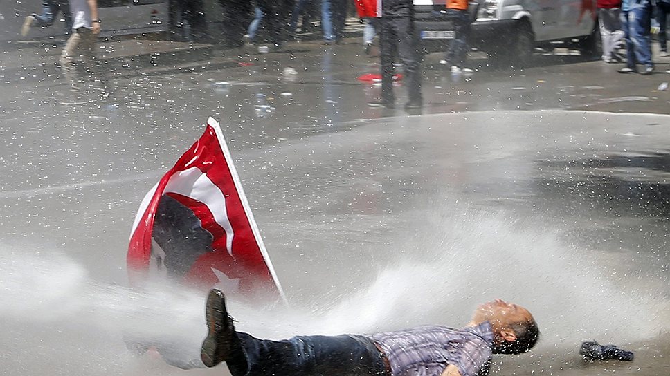 Холодный душ из водометов не остудил защитников стамбульской площади Таксим