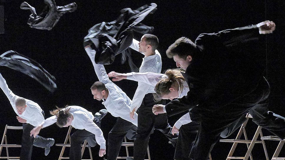 Гастроли Batsheva Dance Company открылись зажигательным стриптизом всей труппы