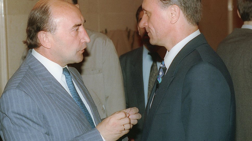 Первое пленарное заседание Конституционного совещания. На снимке: перед началом заседания Юрий Яров (слева) и Геннадий Бурбулис