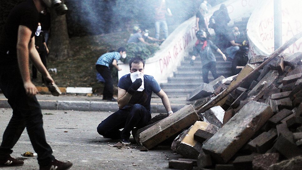 Ни извинения властей, ни аресты демонстрантов не остановили протесты в Турции 