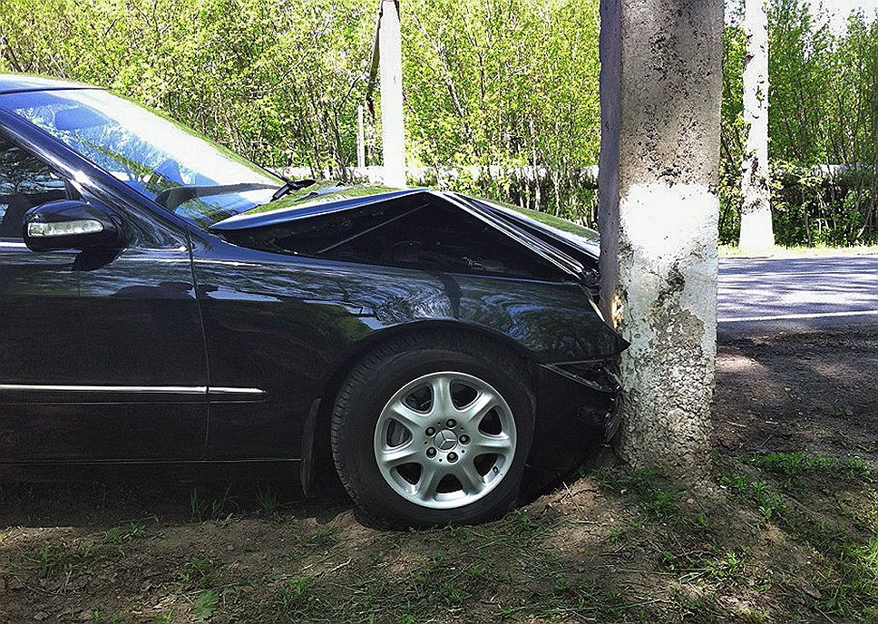 Попытка уйти от лобового столкновения привела к тому, что Mercedes Амана Тулеева врезался в опору ЛЭП 