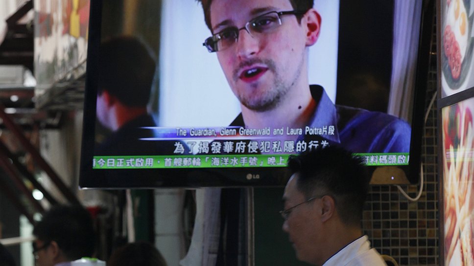 Громкий скандал, вызванный действиями сотрудника компании Booz Allen Hamilton Эдварда Сноудена (на экране), работавшего на Агентство национальной безопасности, сделал администрацию Обамы ответчиком по делу о нарушении Конституции США