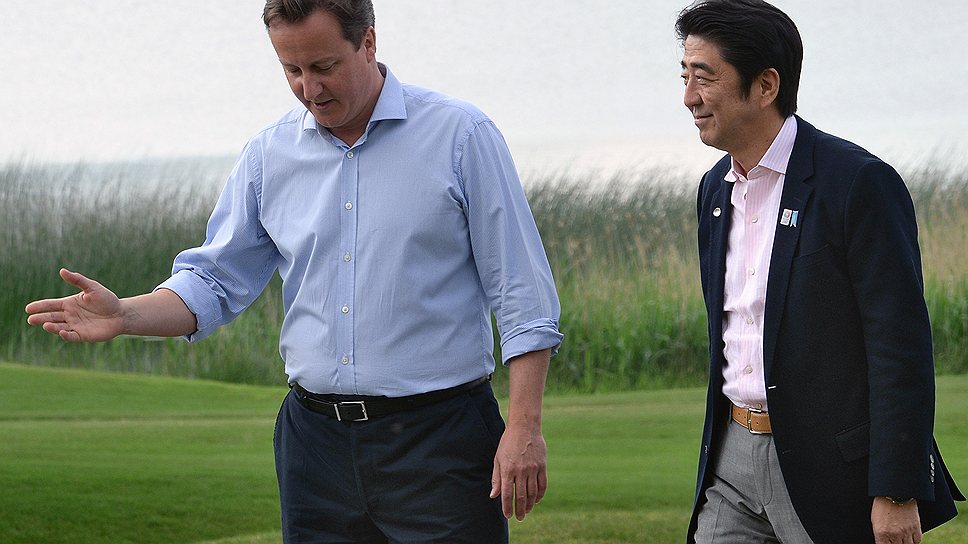 Премьер-министр Великобритании Дэвид Кэмерон (слева) и премьер-министр Японии Синдзо Абэ (справа)
