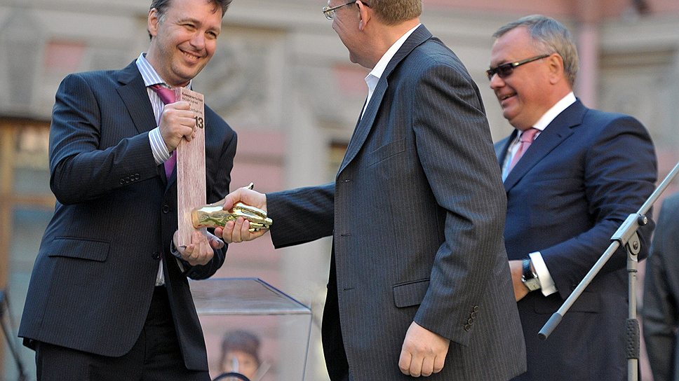Алексей Кудрин (в центре) с руками оторвал награду у Михаила Михайлина (слева) и Андрея Костина (справа)