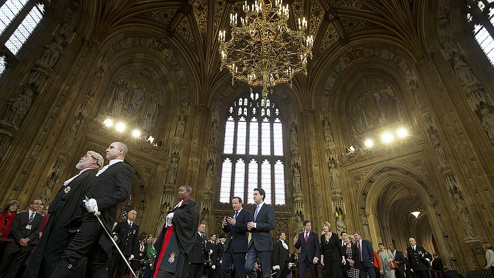Реформа Палаты общин может кардинально изменить политический расклад в Британии (на фото в центре: премьер Дэвид Кэмерон и лидер оппозиции Эд Милибанд)
