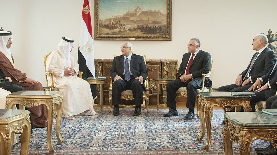 Временный президент Египта Адли Мансур (в центре) сделал ставку на арабских шейхов — она, похоже, себя оправдывает 