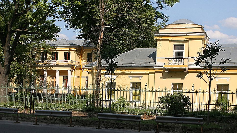Дом в центре Санкт-Петербурга военные продали на 75 млн руб. дешевле его стоимости, зато — своим