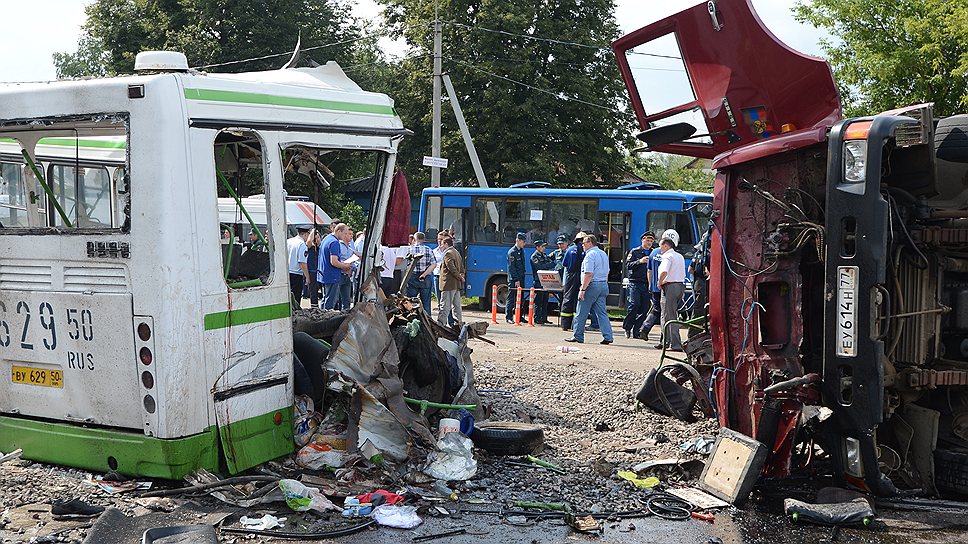 Как грузовик разорвал автобус с пассажирами