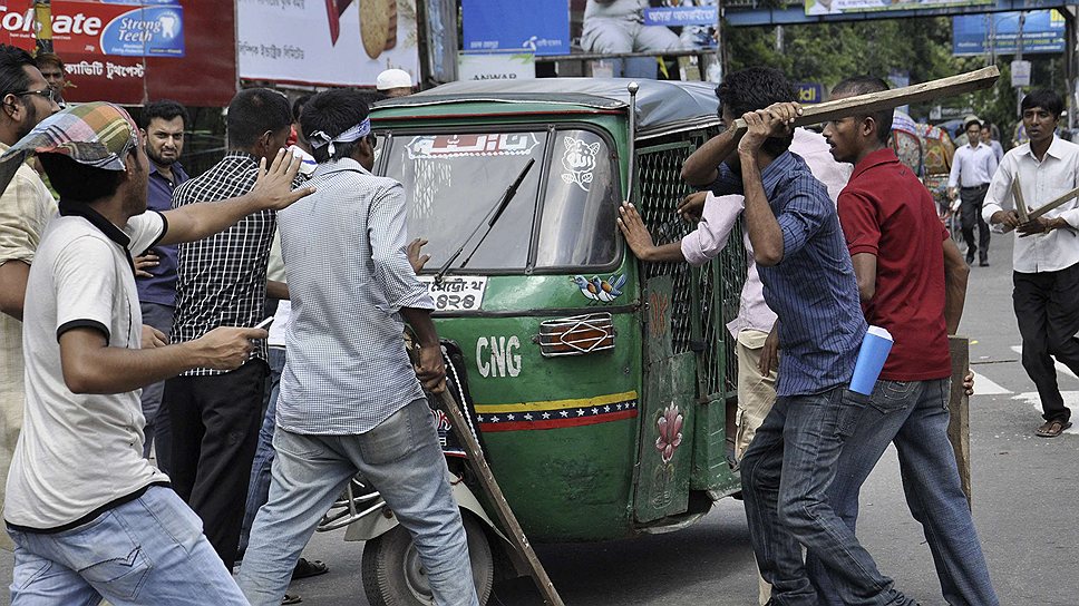 Сторонники осужденных лидеров исламистов Бангладеш восприняли вынесенный им суровый приговор как акт политической расправы 