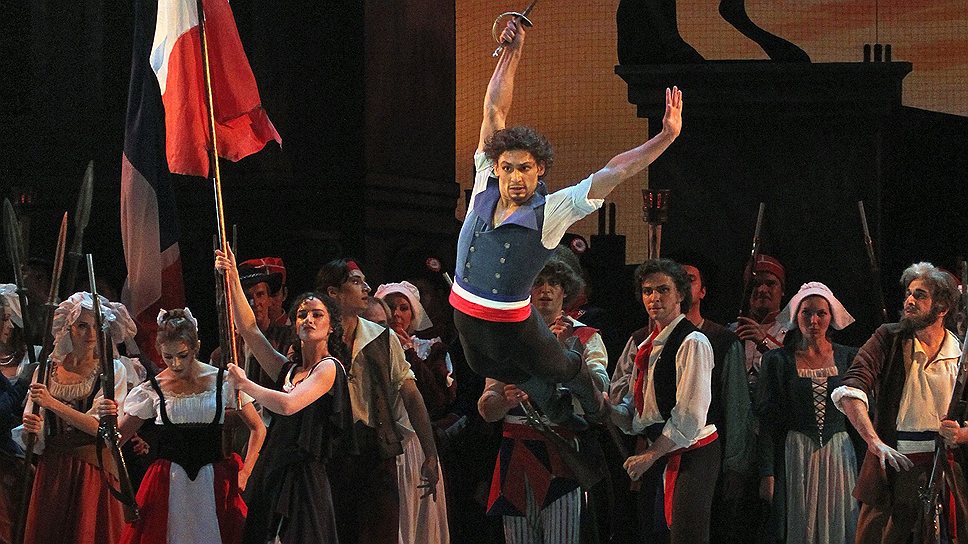 Иван Васильев, парящий над революционной толпой,— картина, близкая сердцу каждого любителя балета