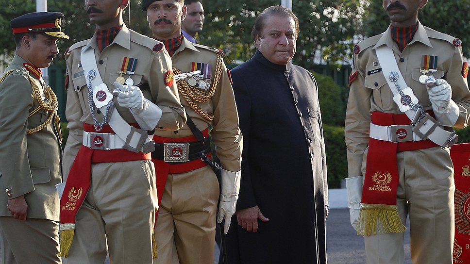 После избрания нового президента премьер Наваз Шариф (в центре) станет &amp;quot;сильной рукой&amp;quot; Пакистана, контролирующей все ветви власти