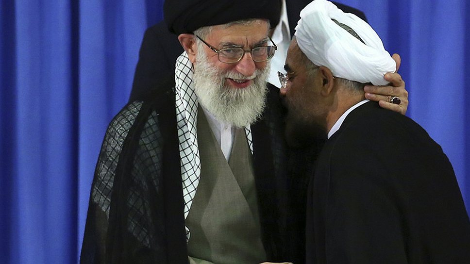 Вступление Хасана Роухани (справа) в должность президента Ирана началось с его утверждения духовным лидером исламской республики аятоллой Али Хаменеи (слева)