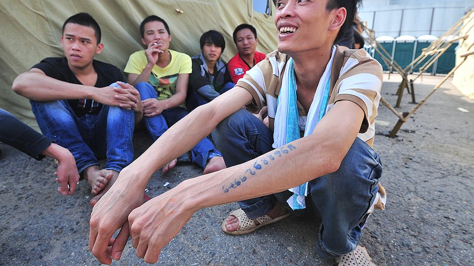 Правозащитники жалуются, что мигрантам некомфортно сидеть в лагере
