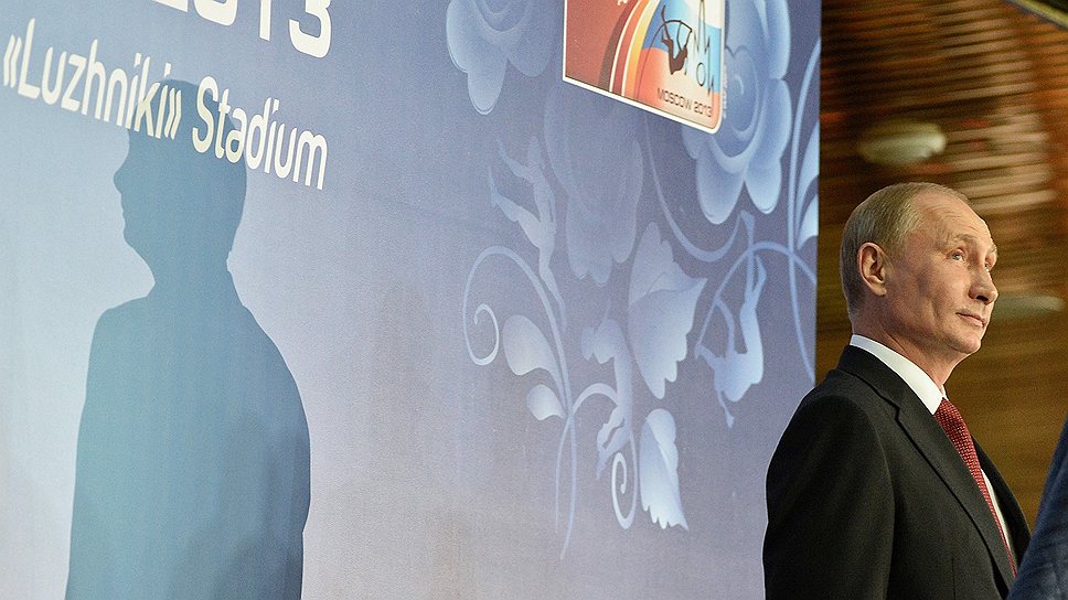 Президент России Владимир Путин (слева) и глава Международной ассоциации легкоатлетических федераций (IAAF) Ламин Диак (справа) на церемонии открытия XIV чемпионата мира по легкой атлетике 2013 года на Большой спортивной арене (БСА) &amp;quot;Лужники&amp;quot;