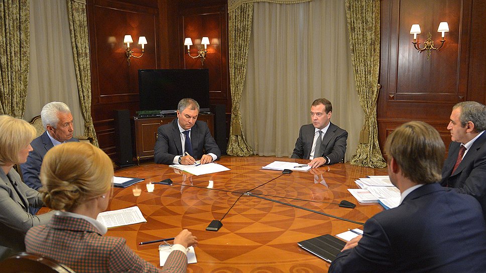 Проблемы, возникшие у единороссов премьер мнистр Дмитрий Медведев (на фото третий справа) обсуждал с руководством в закрытом режиме