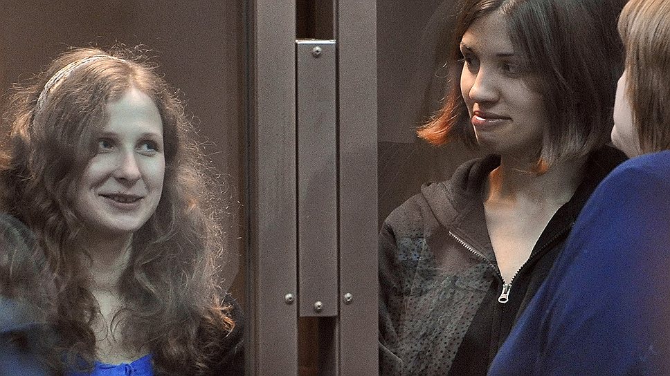 Адвокат Ирина Хрунова (на переднем плане) просит трудоустроить своих подзащитных Марию Алехину (слева) и Надежду Толоконникову (справа) на свободе