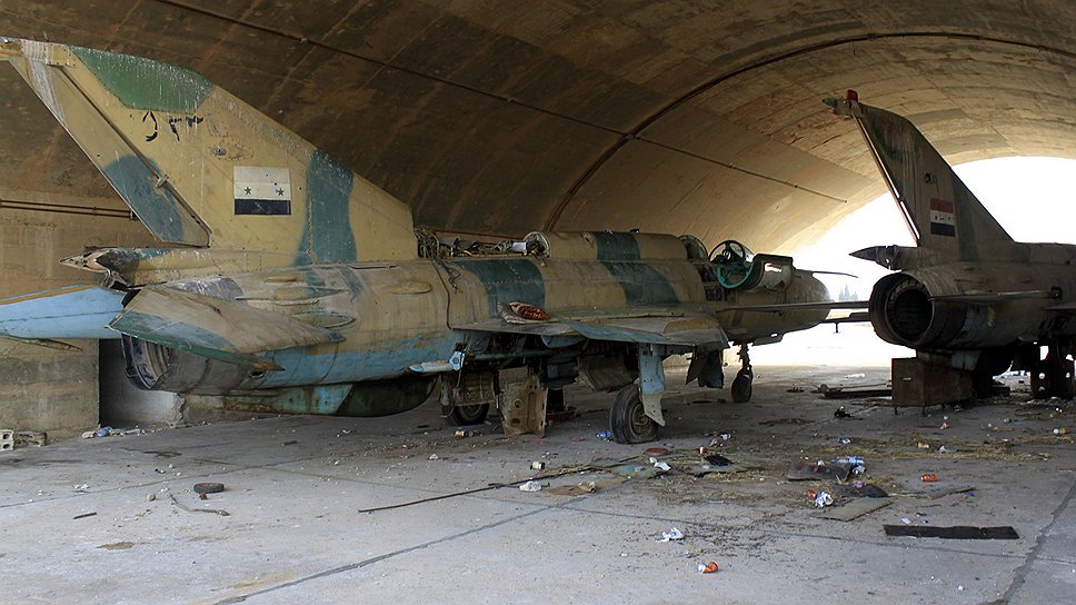 ВВС Сирии сейчас не в лучшем виде и требуют пополнения (на фото — МиГ-21 на аэродроме Даба, разгромленном повстанцами в мае этого года), но и финансы Сирии теперь не в лучшем виде и вряд ли смогут это пополнение обеспечить 