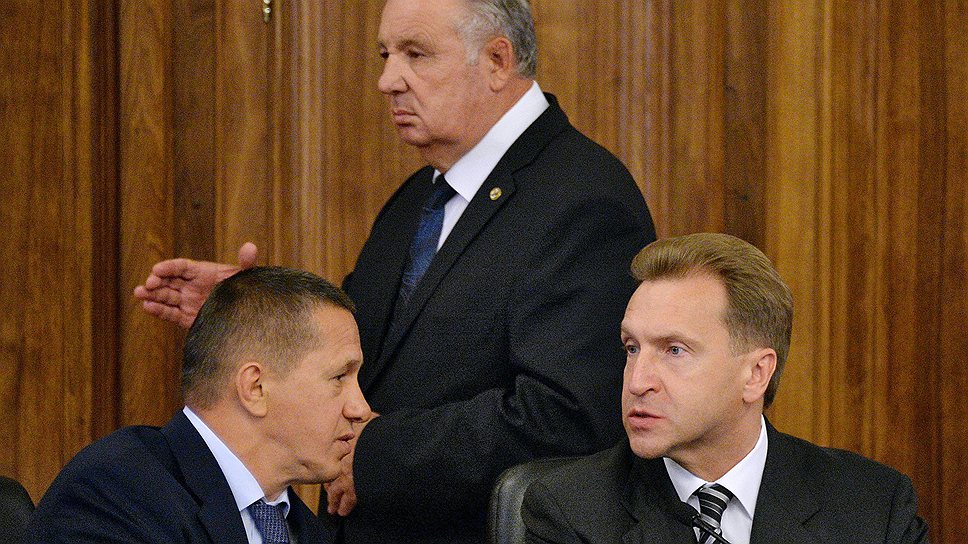 Бывший полпред президента Виктор Ишаев оставил спасение утопающего Дальнего Востока вице-премьерам Игорю Шувалову (справа) и Юрию Трутневу (слева)