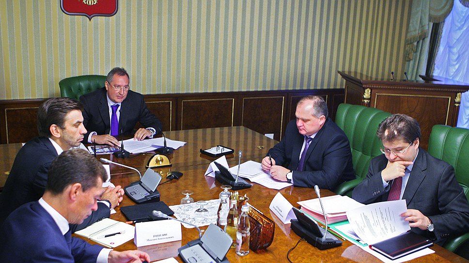 Дмитрий Рогозин (в центре) считает, что предложенная реформа космической отрасли обеспечит универсальность технических решений 