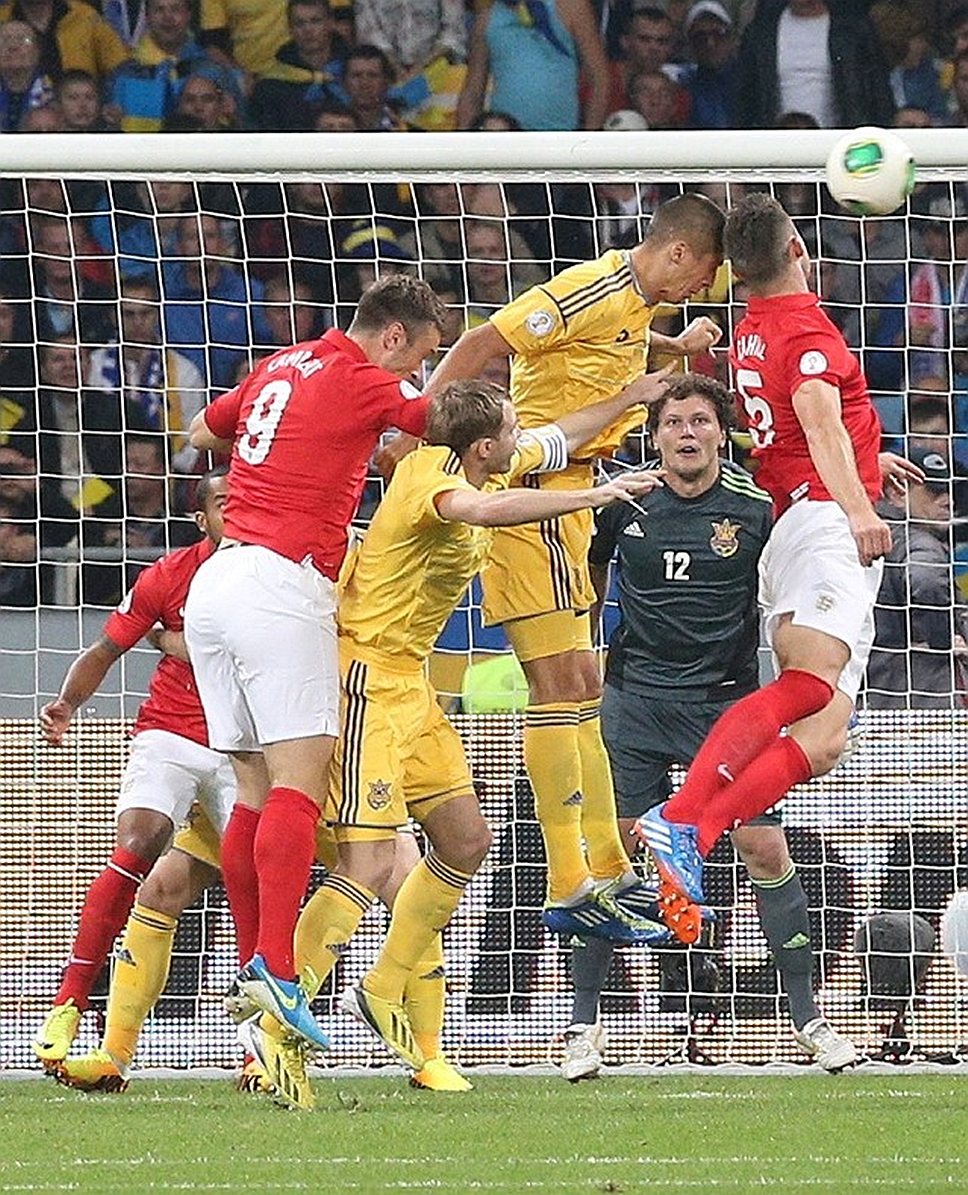 Футболистов сборной Англии (в красно-белой форме) вполне устроил ничейный исход выездной встречи с командой Украины