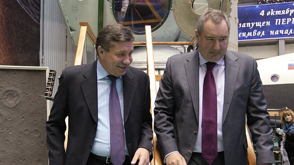 Владимир Поповкин (слева) предлагает Дмитрию Рогозину направить ход реформы космической отрасли в единое русло 