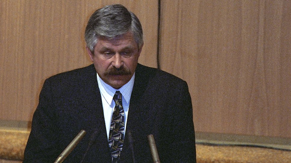 Уже через несколько часов после обращения Бориса Ельцина к нации на экстренном заседании ВС Александр Руцкой принял полномочия и.о. президента