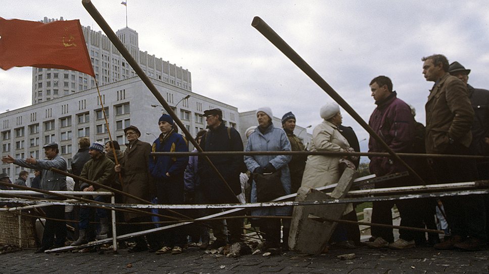 Сторонники Верховного совета митинговали у стен Белого дома вплоть до развязки конституционного кризиса, случившейся 3-4 октября 1993 года