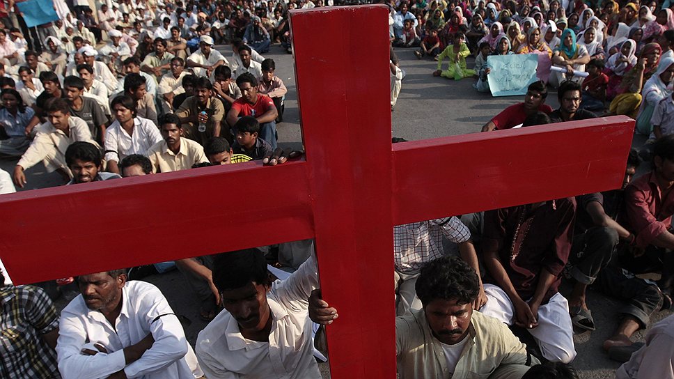 После терактов в Пешаваре в крупнейших городах страны прошли акции протеста против нападений на христиан. Демонстранты обвиняли правительство в бездействии. В столице Исламабаде они на несколько часов перегородили основные магистрали