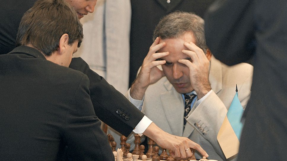 Кирсан Илюмжинов (слева) и Гарри Каспаров (в центре) разыграют президентскую партию
