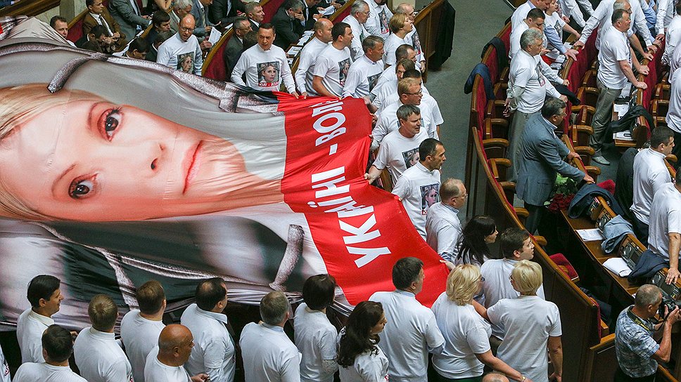Сторонники Юлии Тимошенко рассчитывают добиться ее освобождения в Раде (надпись на полотнище: &amp;quot;Украине — волю&amp;quot;)