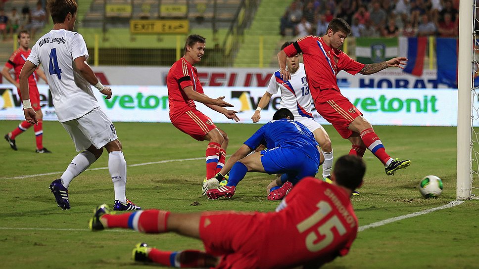 Форвард сборной России Федор Смолов (справа в красной форме) забивает первый мяч в ворота сборной Южной Кореи