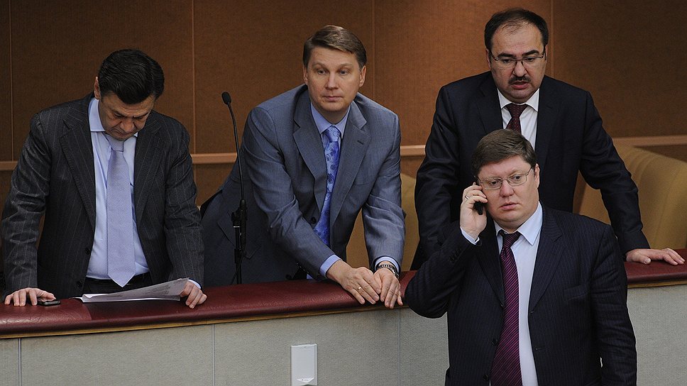 Правительство РФ в лице своего полпреда в Госдуме Александра Синенко (второй слева) наблюдало за отклонением своего законопроекта, но в происходящее не вмешивалось 