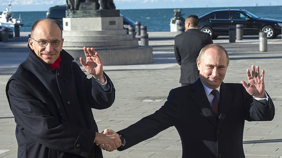 Председатель Совета министров Италии Энрико Летта (слева) и президент России Владимир Путин (справа) во время церемонии официальной встречи на площади Единства Италии в Триесте