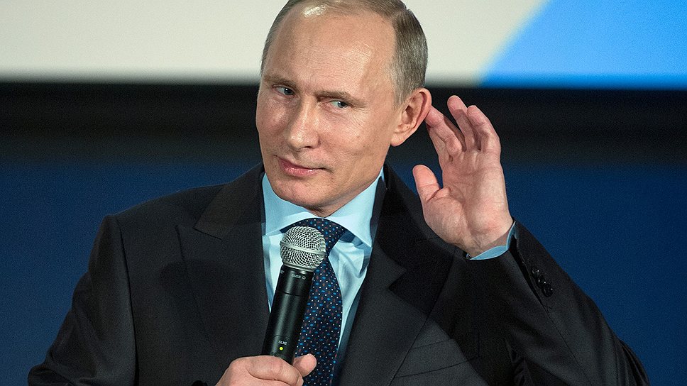 Президент России Владимир Путин иногда разговаривал со студентами казалось что вполголоса, слушая их вполуха