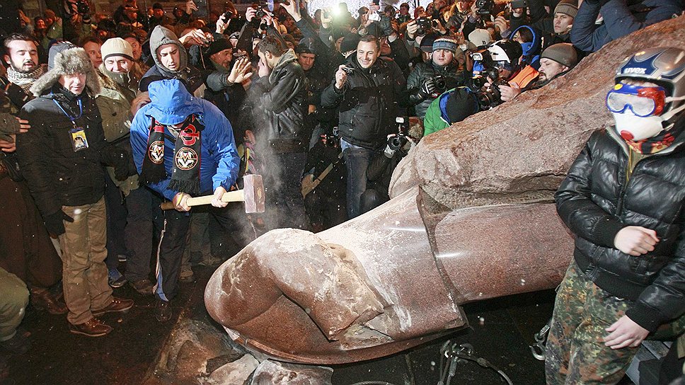 Памятник Ленину на Бессарабской площади Киева стал первой жертвой &amp;quot;Евромайдана-2013&amp;quot;