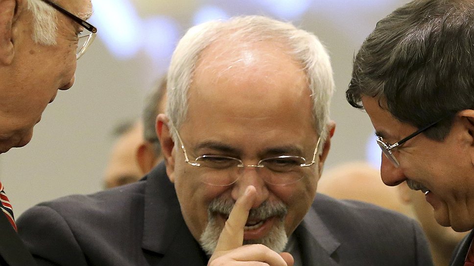 Глава же МИД Ирана Джавад Зариф (в центре) предупредил, что в случае введения новых санкций ядерную сделку &amp;quot;можно будет похоронить&amp;quot;